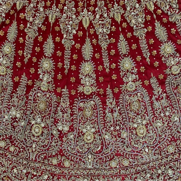 Traditional Pakistani Indian bridal lehenga in red - Picture 9 of 16